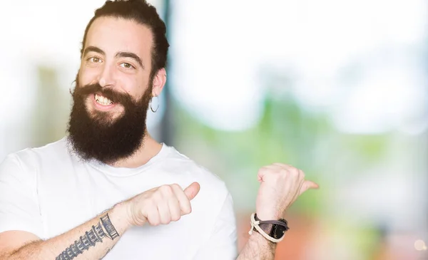 Joven Hipster Hombre Con Pelo Largo Barba Usando Casual Camiseta —  Fotos de Stock