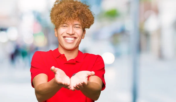 Ung Stilig Man Med Afro Hår Klädd Röd Shirt Leende — Stockfoto