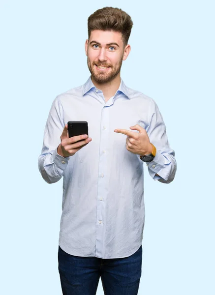 Jonge Knappe Man Bedrijf Met Behulp Van Smartphone Erg Blij — Stockfoto