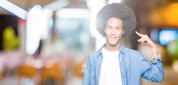 Młody African American Włosów Afro Uśmiechający Się Wskazując Głowę Jednym — Zdjęcie stockowe