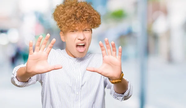 Homem Negócios Bonito Jovem Com Cabelo Afro Vestindo Camisa Elegante — Fotografia de Stock