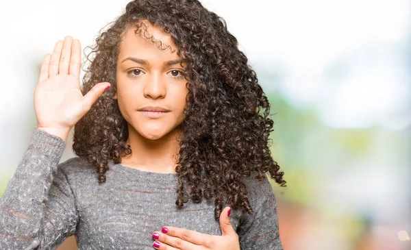 Jeune Belle Femme Aux Cheveux Bouclés Portant Pull Gris Jure — Photo