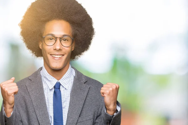 Unga Afroamerikanska Affärsman Med Afro Hår Glasögon Firar Överraskad Och — Stockfoto