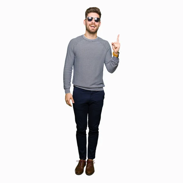 Mladý Pohledný Muž Nosí Sluneční Brýle Ukazující Prst Úspěšným Myšlenkou — Stock fotografie