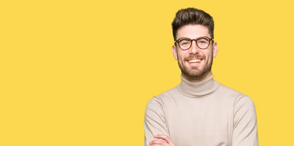 Νέοι Επαγγελματίες Όμορφος Άνθρωπος Φορώντας Γυαλιά Χαμογελώντας Χαρούμενο Πρόσωπο Διασχίσει — Φωτογραφία Αρχείου