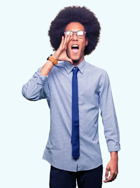 Joven Hombre Negocios Afroamericano Con Pelo Afro Usando Gafas Gritando —  Fotos de Stock