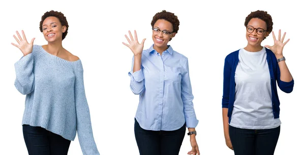非洲裔美国妇女与非洲头发在孤立的背景显示和指向用手指数字五 同时微笑着自信和快乐 — 图库照片