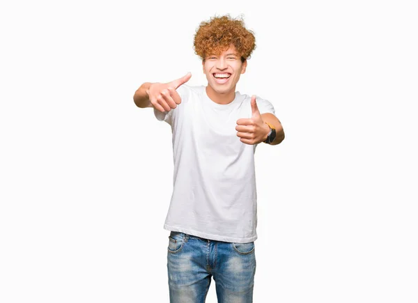 Jonge Knappe Man Met Afro Haar Dragen Casual Wit Shirt — Stockfoto