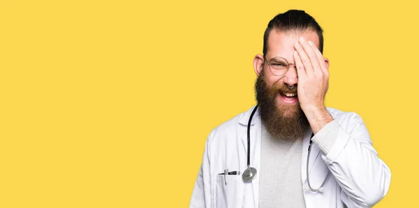 Joven Médico Rubio Con Barba Con Abrigo Médico Cubriendo Ojo —  Fotos de Stock