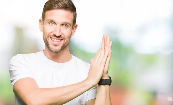 Jóképű Férfi Alkalmi Fehér Póló Clapping Tapsolt Boldog Vidám Mosolygó — Stock Fotó