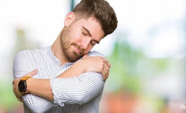 Joven Hombre Guapo Abrazándose Feliz Positivo Sonriendo Confiado Amor Propio — Foto de Stock