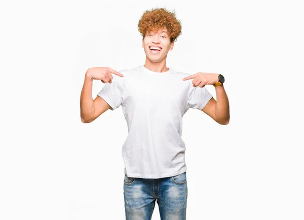 Mladý Pohledný Muž Vlasy Příležitostné Bílé Košili Který Věří Úsměvem — Stock fotografie