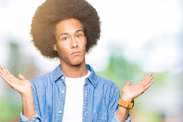 Молодий Афроамериканець Людиною Афро Волосся Clueless Плутати Виразом Руки Підняла — стокове фото