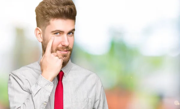 Jonge Knappe Business Man Pointing Aan Het Oog Volg Gebaar — Stockfoto