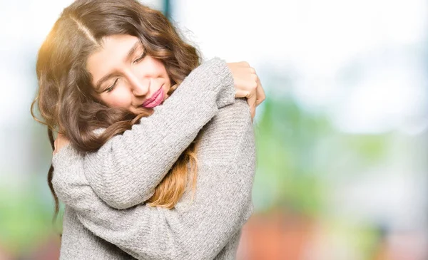 Young Beautiful Woman Wearing Winter Dress Hugging Oneself Happy Positive — Stock Photo, Image