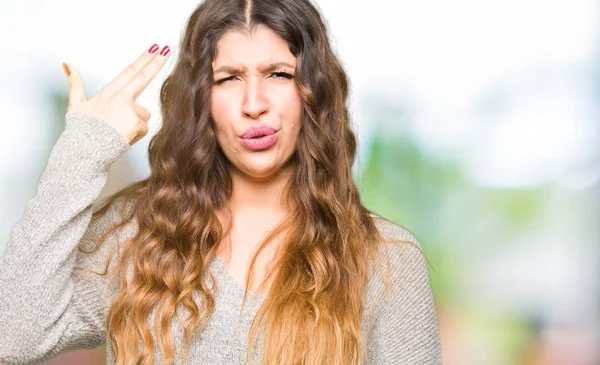 Joven Hermosa Mujer Vistiendo Vestido Invierno Disparos Suicidarse Señalando Mano —  Fotos de Stock