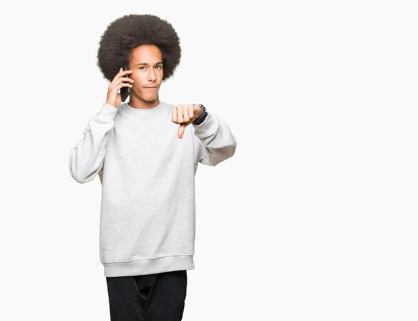 Genç Afrikalı Amerikan Adam Afro Saç Ile Akıllı Telefonda Konuşan — Stok fotoğraf