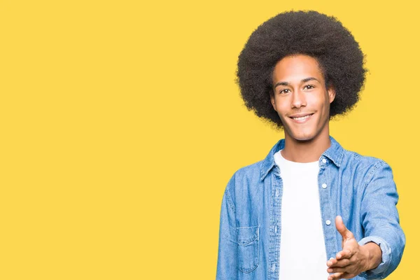 Jonge Afro Amerikaanse Man Met Afro Haar Lachende Vriendelijke Aanbod — Stockfoto