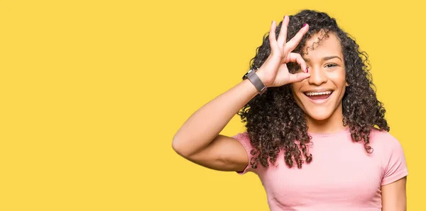 Mulher Bonita Nova Com Cabelo Encaracolado Vestindo Camiseta Rosa Fazendo — Fotografia de Stock