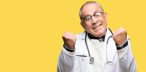 Stilig Senior Doktor Man Klädd Medicinsk Coat Mycket Glad Och — Stockfoto