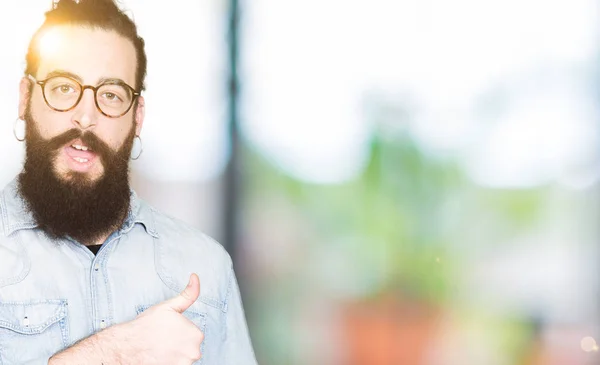 Joven Hipster Hombre Con Pelo Largo Barba Con Gafas Mostrando —  Fotos de Stock