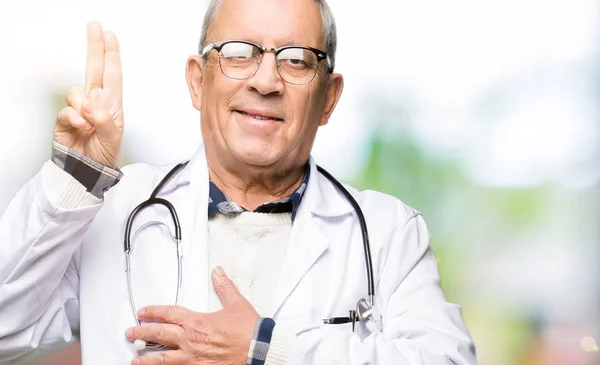 Bonito Médico Sénior Vestindo Casaco Médico Jurando Com Mão Peito — Fotografia de Stock