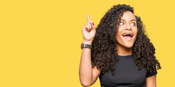 Giovane Bella Donna Con Capelli Ricci Puntando Dito Verso Alto — Foto Stock