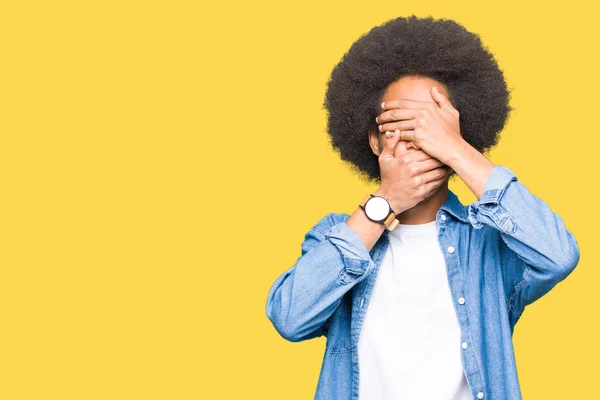 Joven Afroamericano Con Cabello Afro Cubriendo Los Ojos Boca Con — Foto de Stock