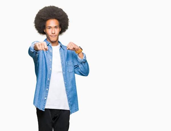 Junger Afrikanisch Amerikanischer Mann Mit Afro Haaren Faustschlag Zum Kampf — Stockfoto