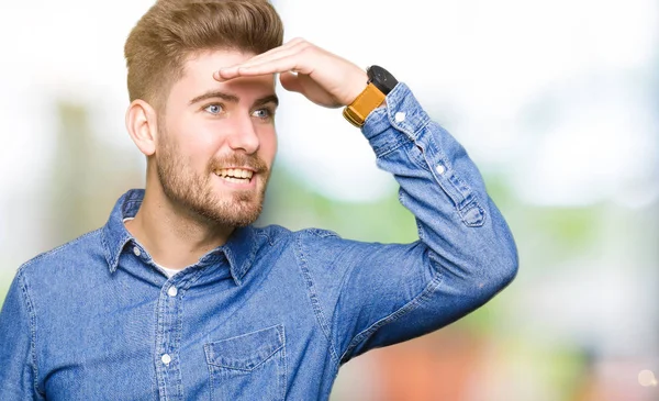 Junger Schöner Blonder Mann Lässigem Jeanshemd Sehr Glücklich Und Lächelnd — Stockfoto