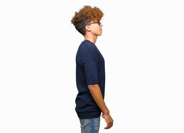 Jovem Homem Bonito Com Afro Vestindo Óculos Olhando Para Lado — Fotografia de Stock