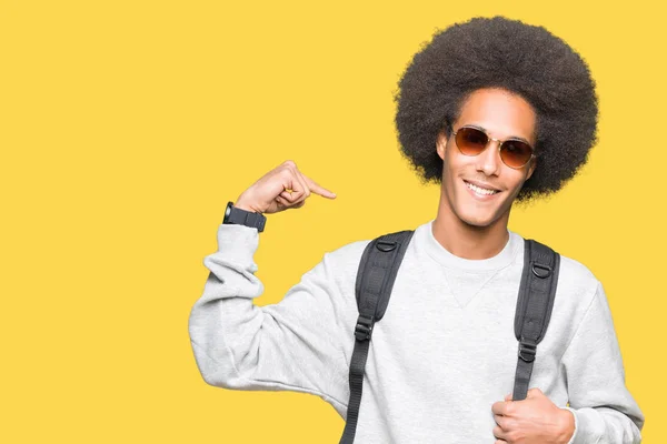 Jovem Afro Americano Com Cabelo Afro Usando Óculos Sol Mochila — Fotografia de Stock