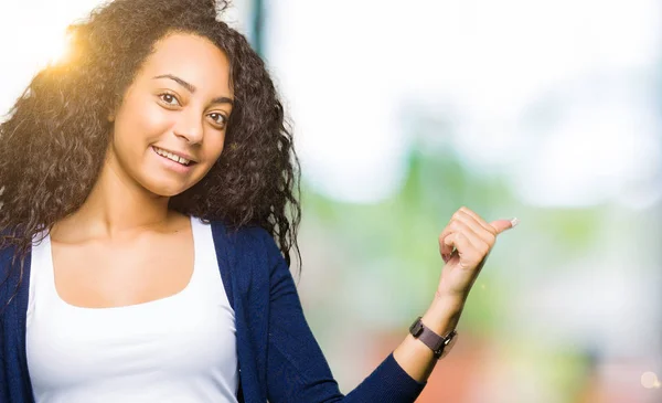 Mooi Meisje Met Krullend Haar Lachend Met Blij Gezicht Kijken — Stockfoto