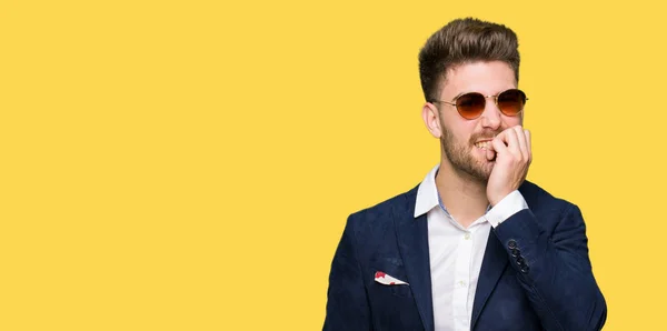 Der Junge Gut Aussehende Elegante Mann Mit Sonnenbrille Und Blazer — Stockfoto