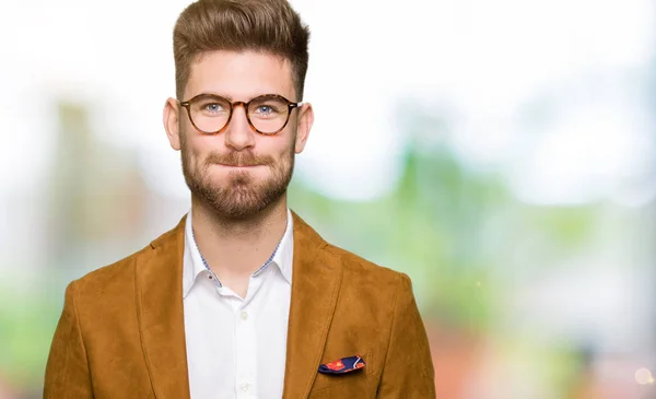 Junger Gutaussehender Geschäftsmann Mit Brille Die Wangen Mit Lustigem Gesicht — Stockfoto