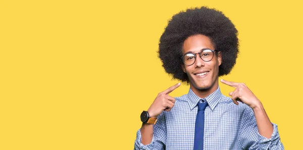 Jovem Homem Negócios Afro Americano Com Cabelo Afro Vestindo Óculos — Fotografia de Stock