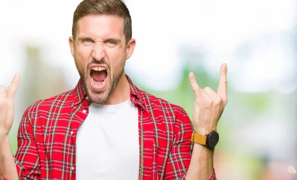 Bonito Homem Vestindo Camisa Casual Gritando Com Expressão Louca Fazendo — Fotografia de Stock