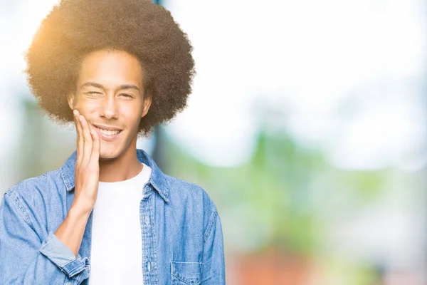 Unga Afroamerikanska Man Med Afro Hår Röra Munnen Med Handen — Stockfoto