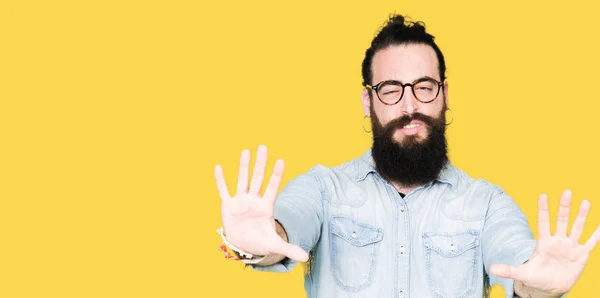 Jonge Hipster Man Met Lange Haren Baard Dragen Van Een — Stockfoto