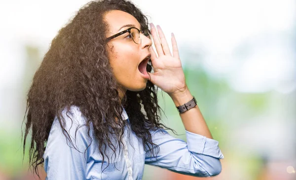 Young Beautiful Business Girl Curly Hair Wearing Glasses Shouting Screaming — Stock Photo, Image