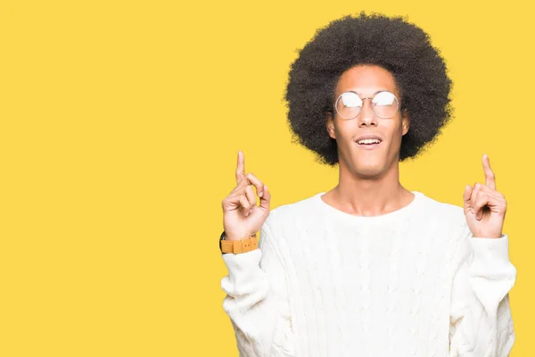 Joven Afroamericano Con Cabello Afro Usando Gafas Asombrado Sorprendido Mirando — Foto de Stock