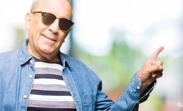 Stilig Senior Man Bär Denim Jacka Och Solglasögon Med Ett — Stockfoto