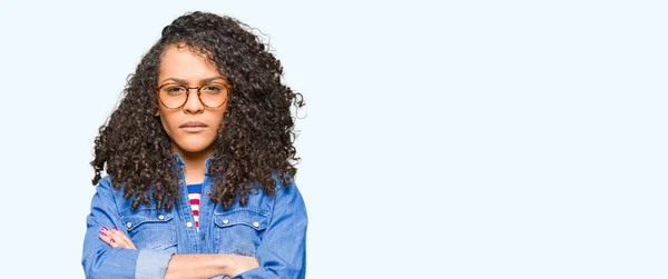 Joven Mujer Hermosa Con Pelo Rizado Usando Gafas Escépticas Nerviosas —  Fotos de Stock