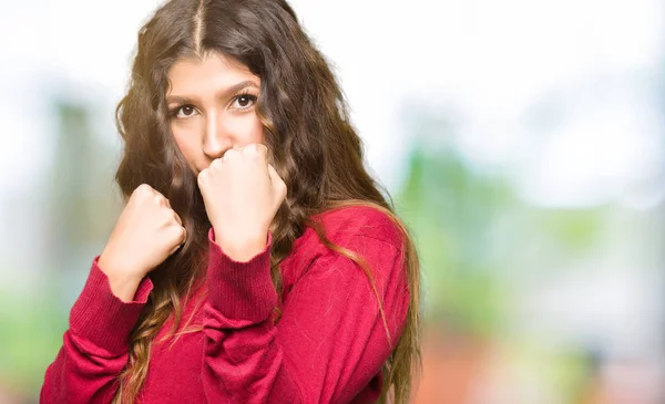 Mooie Jongedame Dragen Rode Trui Klaar Vechten Met Vuist Verdediging — Stockfoto