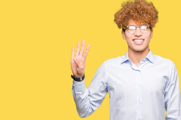 Jonge Knappe Zakenman Met Afro Dragen Bril Tonen Met Vingers — Stockfoto