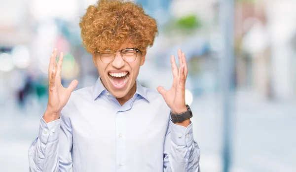 Jovem Homem Negócios Bonito Com Afro Vestindo Óculos Loucos Loucos — Fotografia de Stock