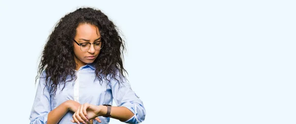 Jeune Belle Fille Affaires Avec Les Cheveux Bouclés Portant Des — Photo