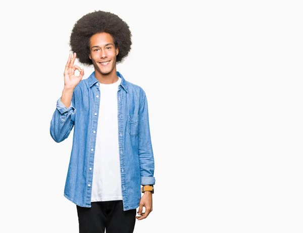 Americký Mladík Úsměvem Afro Vlasy Pozitivní Jednání Znamení Rukou Prstů — Stock fotografie