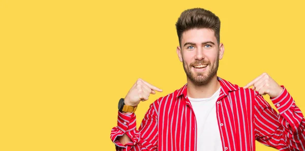 Jonge Knappe Man Het Dragen Van Rood Shirt Zoek Naar — Stockfoto