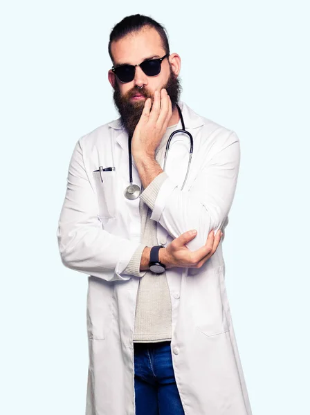 Giovane Medico Biondo Uomo Con Barba Indossa Occhiali Sole Pensando — Foto Stock